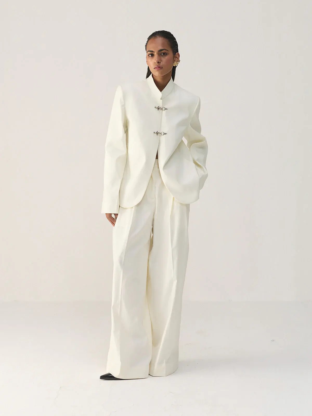 Whisper White, complete look